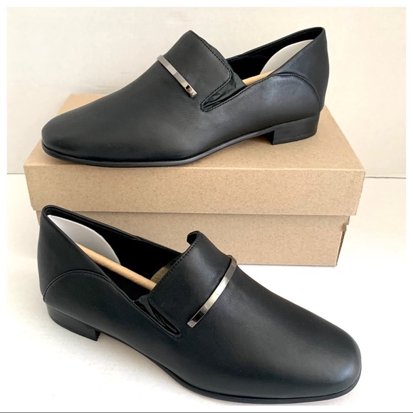 Clarks Shoes - NIB CLARKS Pure Viola Trim Women/Adult shoe size Women 6M Dress Black Leather